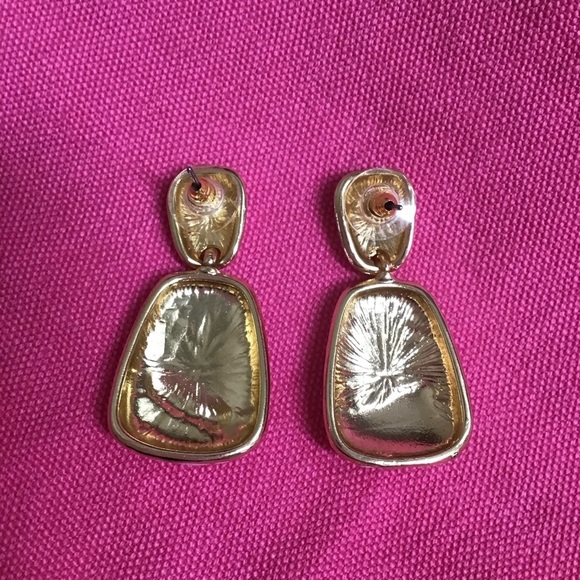 Daisy Enamel Pierced Earrings White Pink Gold Tone Elegant Summer Chic Look NEW - Picture 7 of 9